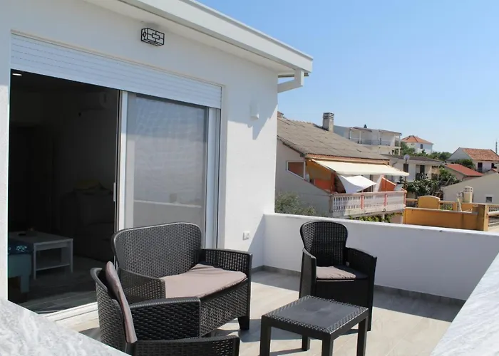 El Mar Apartments