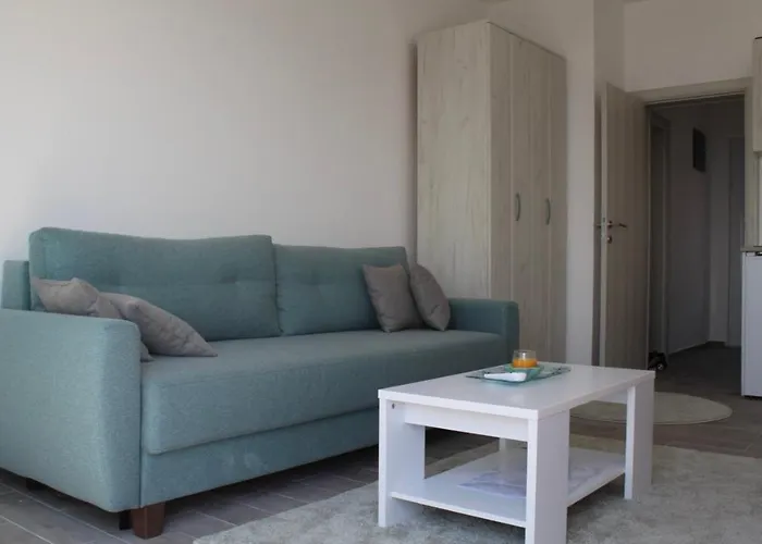 El Mar Apartments